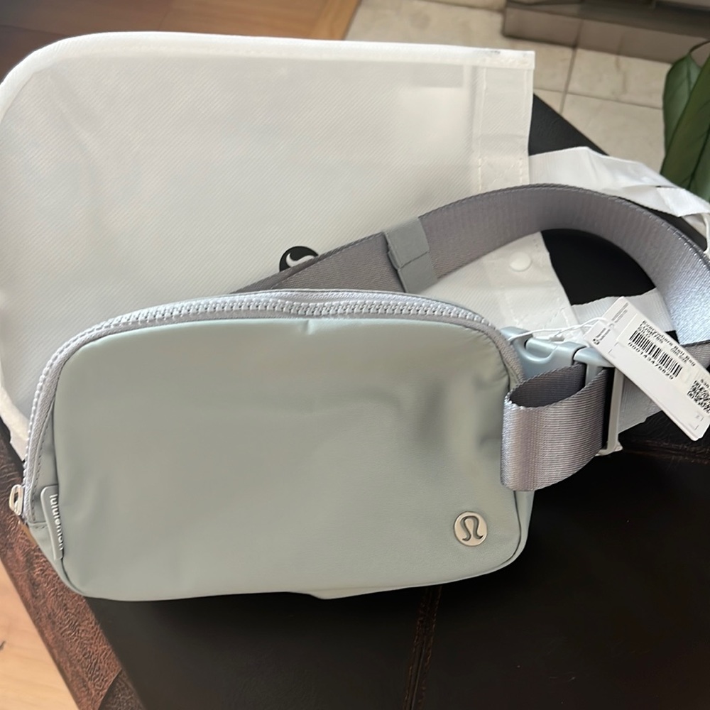 Lulu Lemon Everywhere Belt Bag - Picture 1 of 4